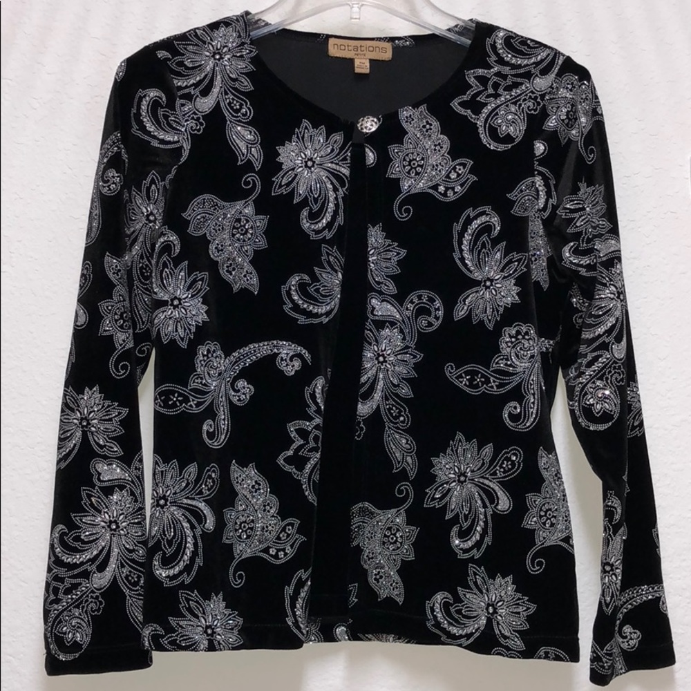 🦋NWOT Velvet blouse with delicate detailing